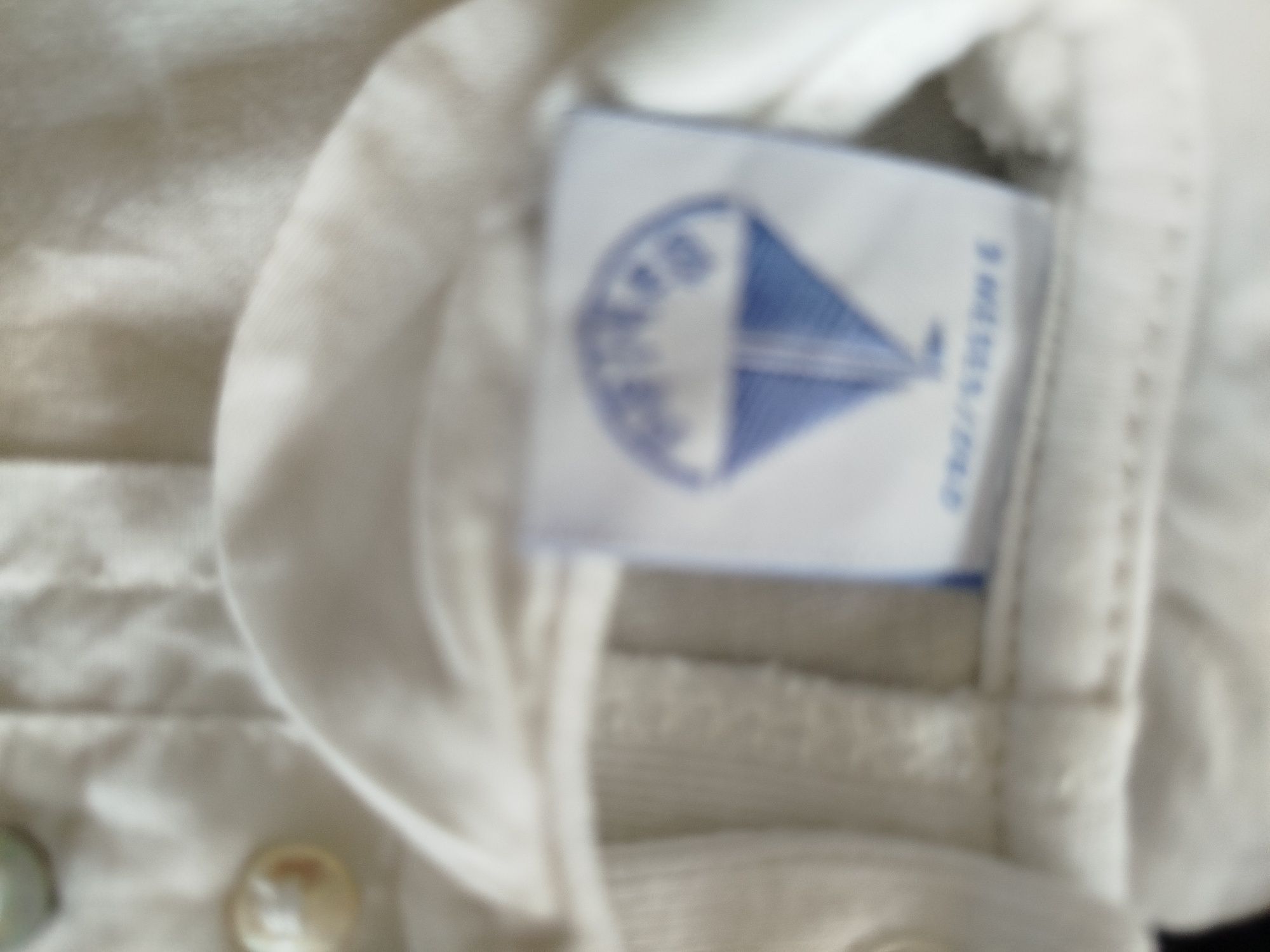 Várias roupas de bebê