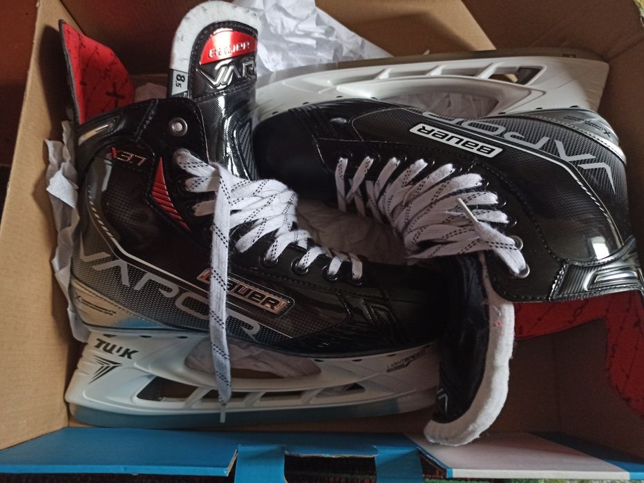 Продам коньки хоккейные Bauer.