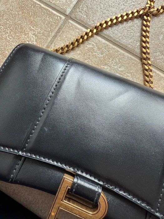 clutch transversal Balenciaga em formato de ampulheta