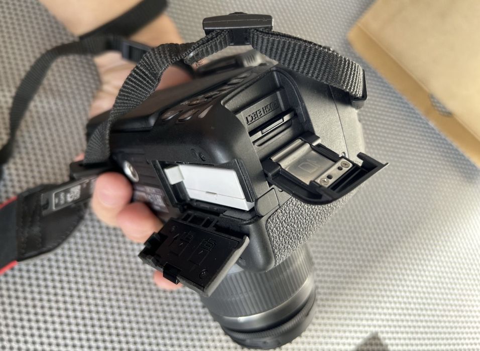 СРОЧНО ПРОДАЮ !!! Фотоапарат камера + обєктив Canon EOS 700D 18-55mm