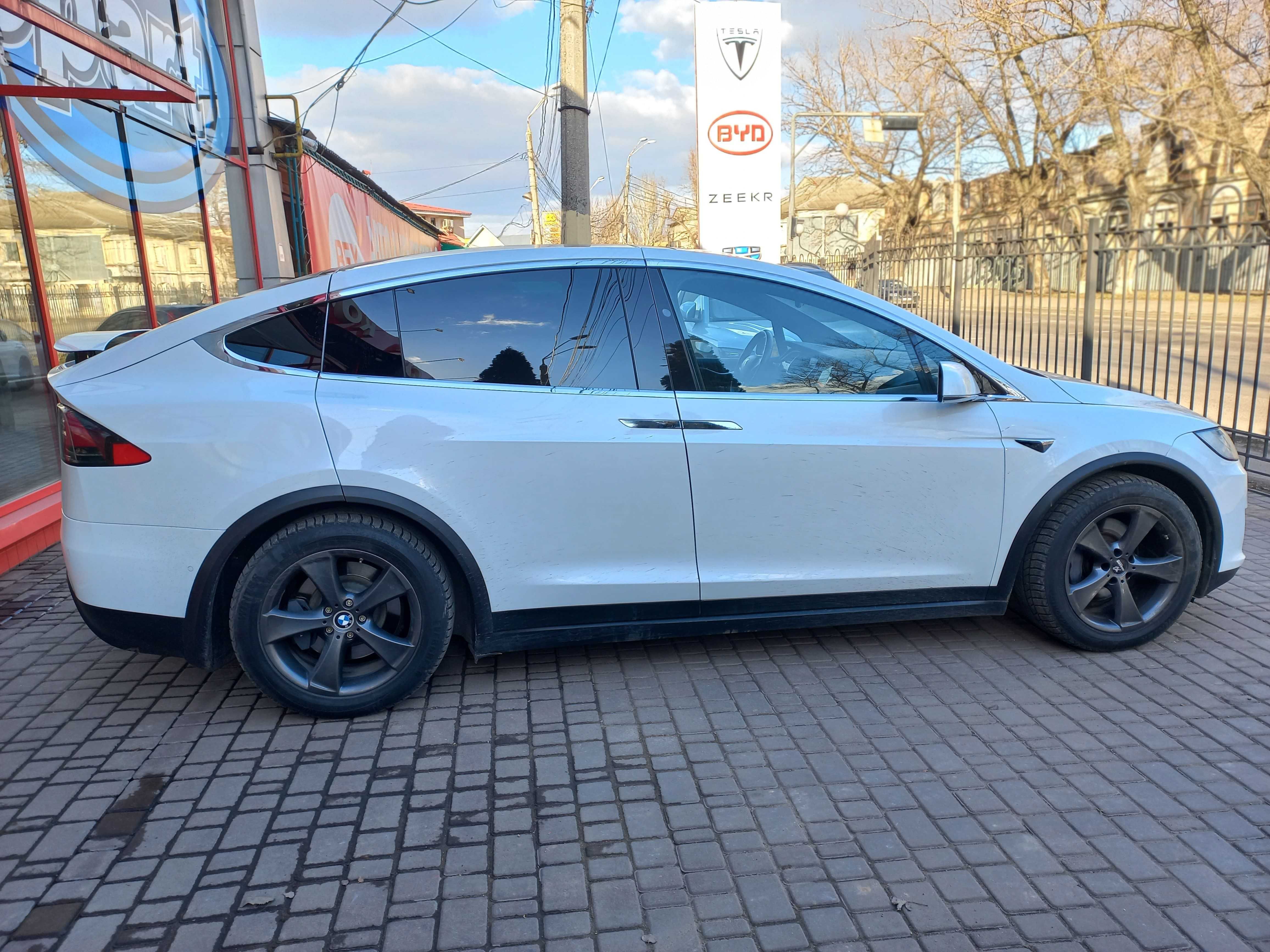 Tesla Model X 2018 75D 75 kWh Dual Motor (333 к.с.) AWD • Base