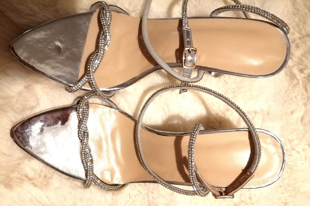 Sandália prateada com salto transparente