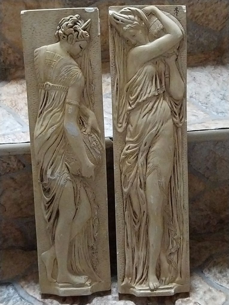 2 estatuetas de parede