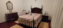 Mobília de quarto em madeira maciça