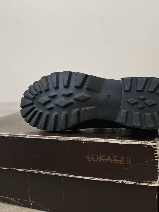 Buty że skóry nubukowej firmy Łukasz
