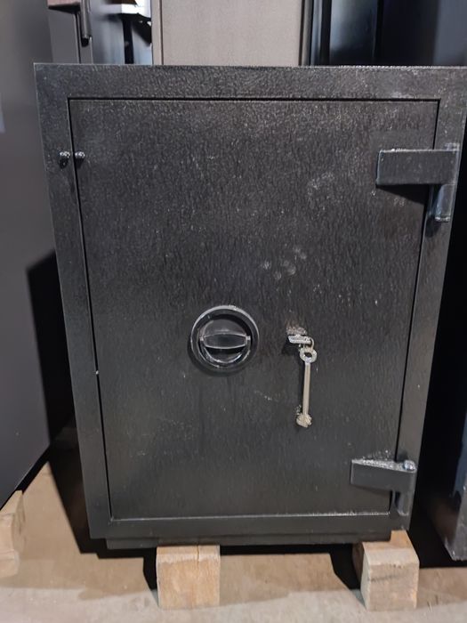 Продаю б.у сейф зламостійкий  (2 клас захисту.)