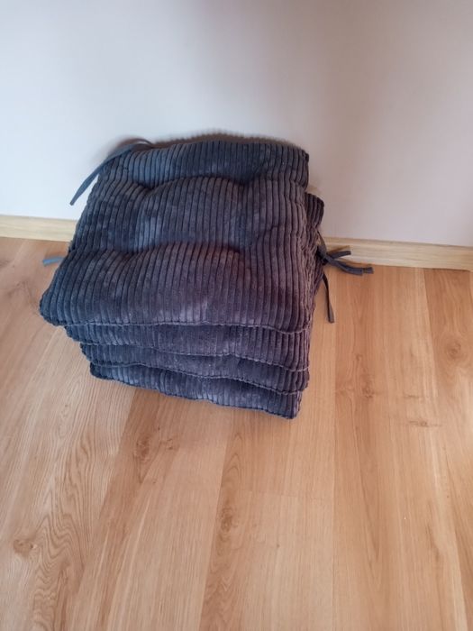 Grafitowe poduszki na krzesła