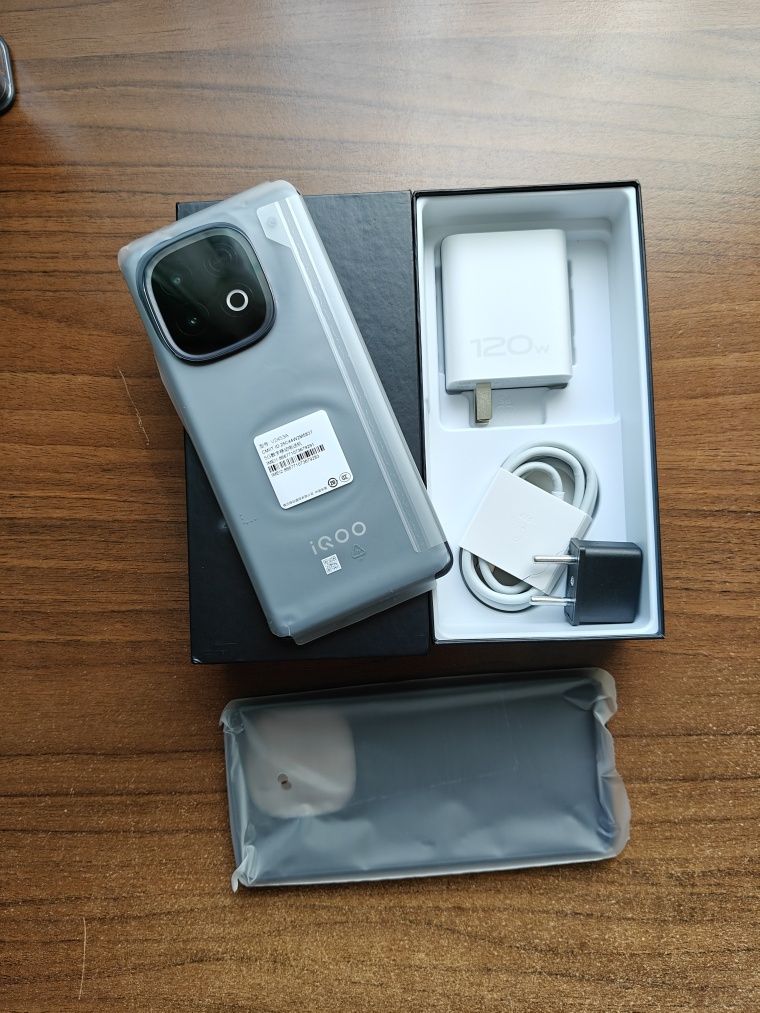 iQOO Z10 Turbo Pro 12 ГБ/256 ГБ, Snap 8s Gen 4, 7000 мАг, NFC