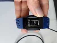Fitbit Charge 4 smart opaska, płatności zbliżeniowe NFC z pudełkiem