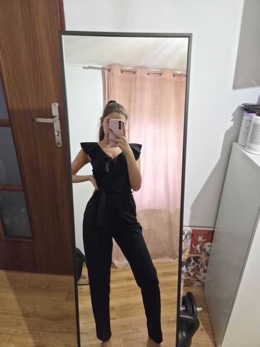 Czarny kombinezon z wiązaniem