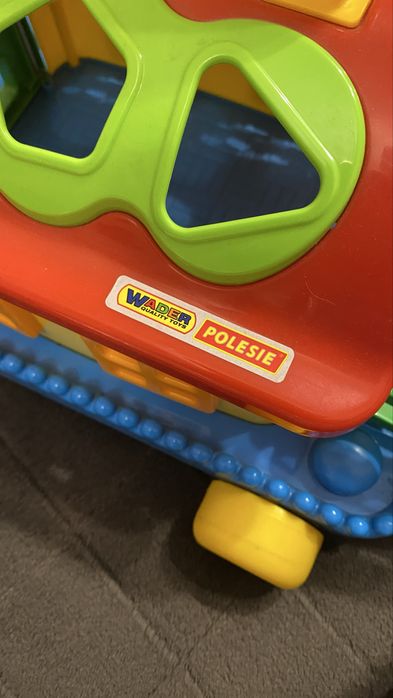 Іграшка сортер будинок на колесах