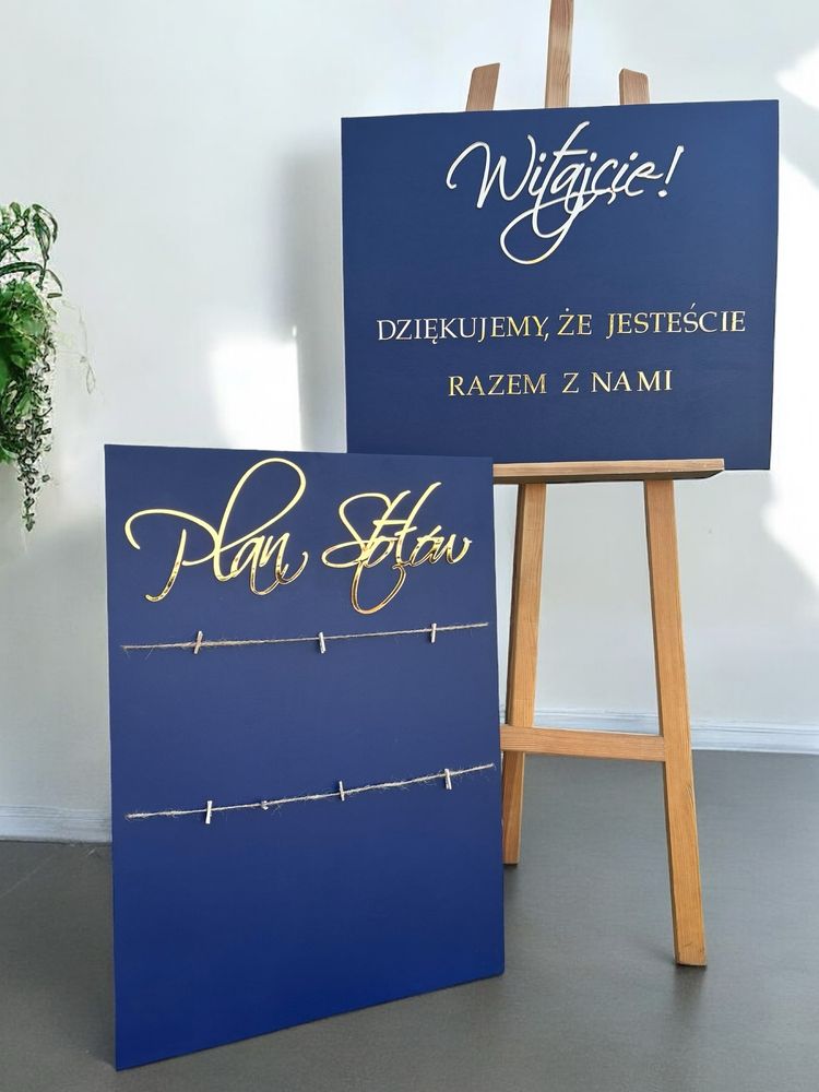 Granatowa tablica powitalna i plan stołów