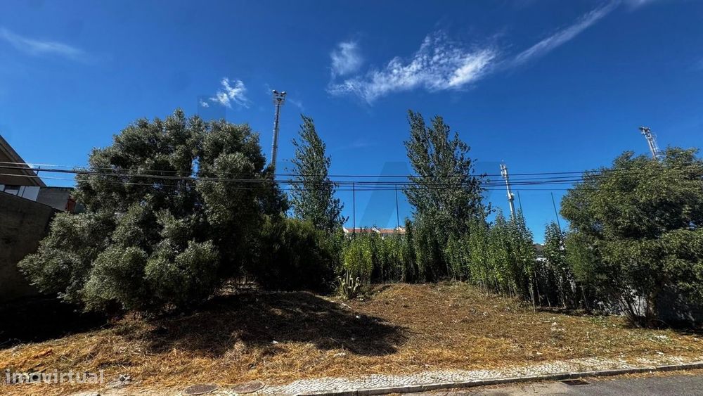 Terreno urbano de 304,5 m2 num bairro residencial em São João da Talha