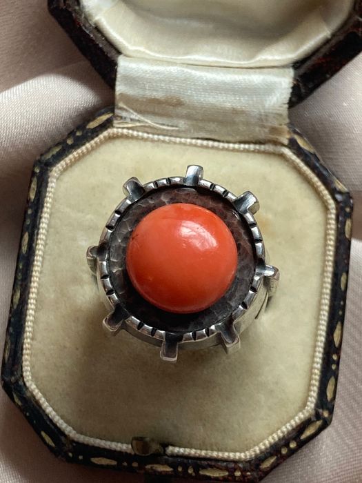 Stary duży srebrny pierścionek z koralem