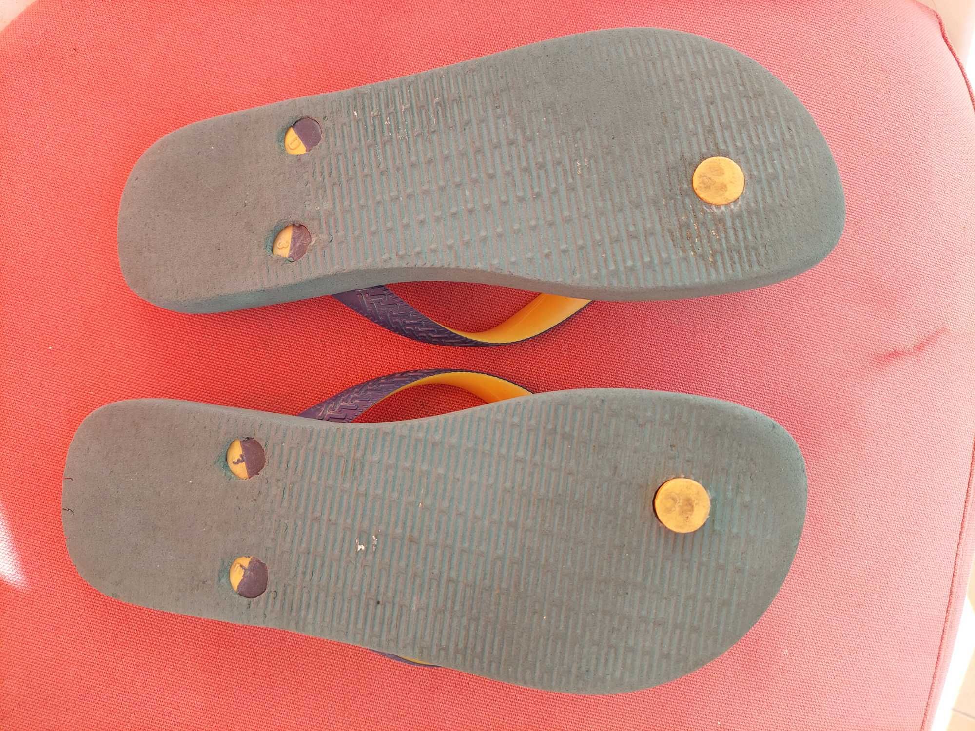 Havaianas azuis e laranja