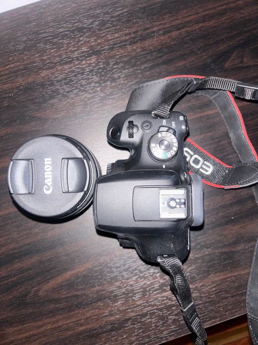 Kit Máquina Fotográfica CANON EOS 2000D