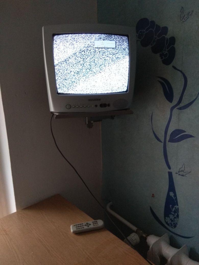 Telewizor z uchwytem ściennym