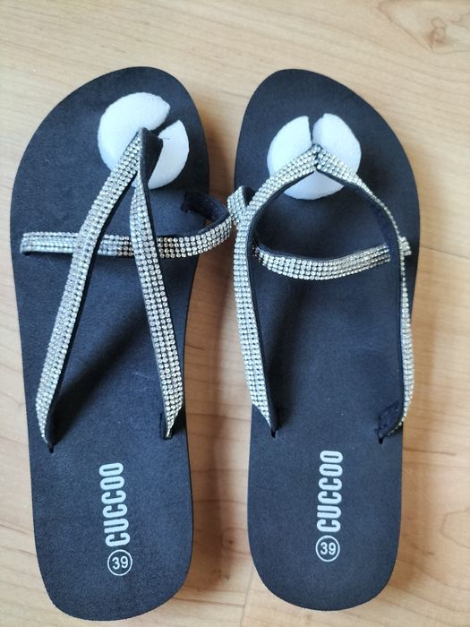 Chinelos pretos com brilhantes