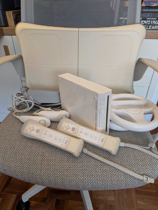 Pack Nintendo Wii - Consola+Comandos+Base/Plataforma+5 Jogos