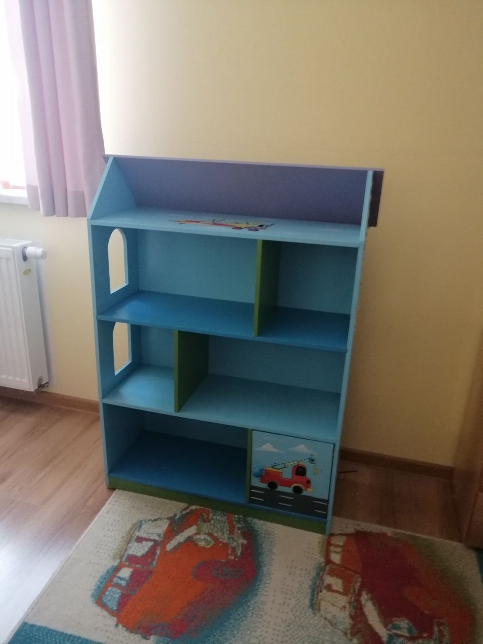Regał w kształcie domku
