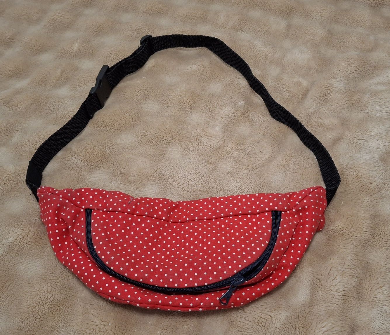 Słodka czerwona nerka saszetka w grochy handmade