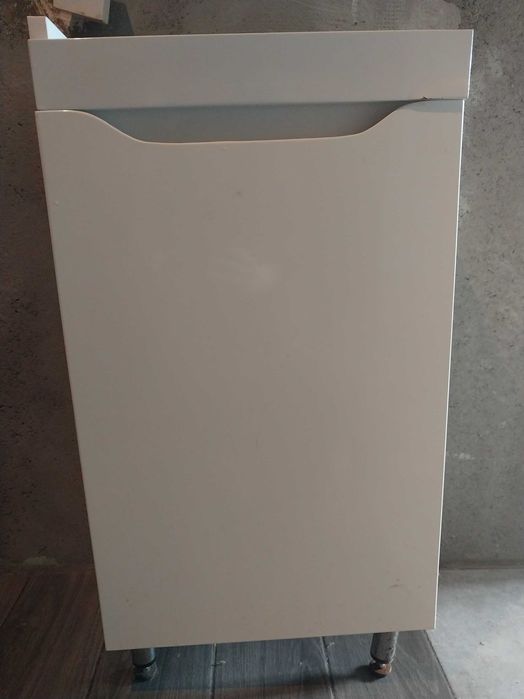 Продається тумбочка у ванну під малу раковину