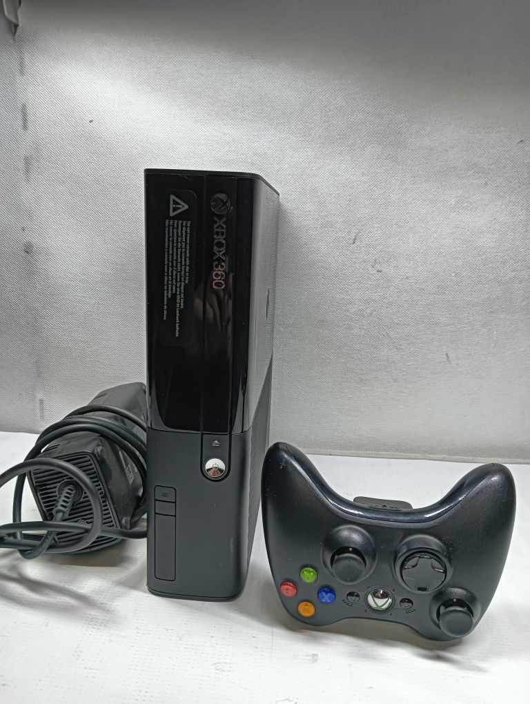 Konsola Microsoft Xbox 360 E 250 GB czarny