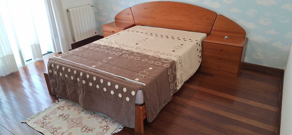 Cama casal, 2 mesas de cabeceira, Estrado, Colchão, Cómoda e Espelho