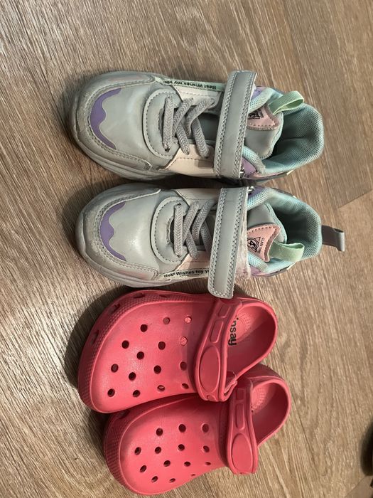 Взуття на хлопчика і дівчинку