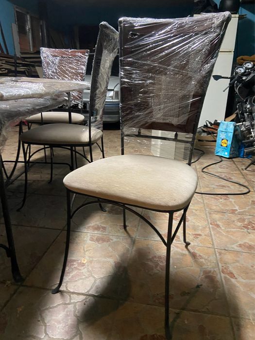 Mesa de ferro com tampo de vidro + 6 cadeiras com detalhe em palhinha