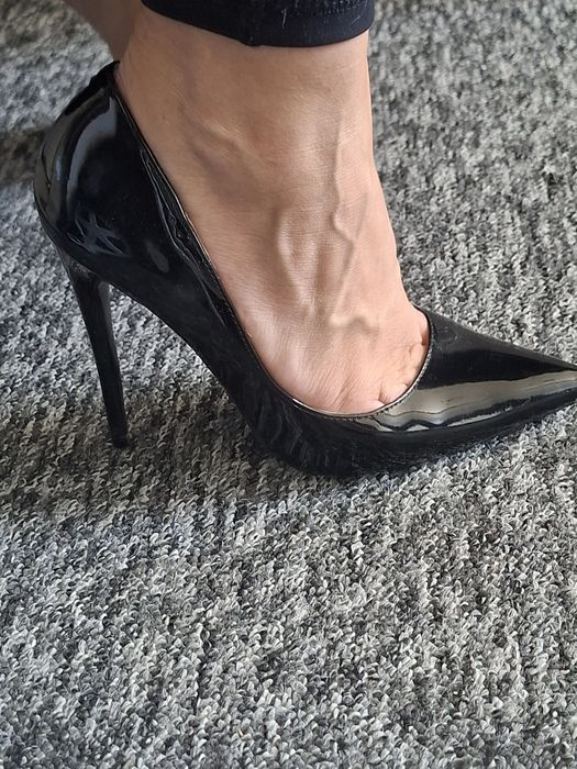 Czarne lakierowane szpilki