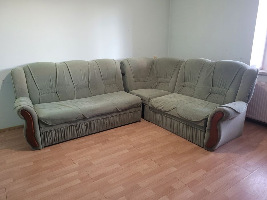 Кутовий диван у вітальню