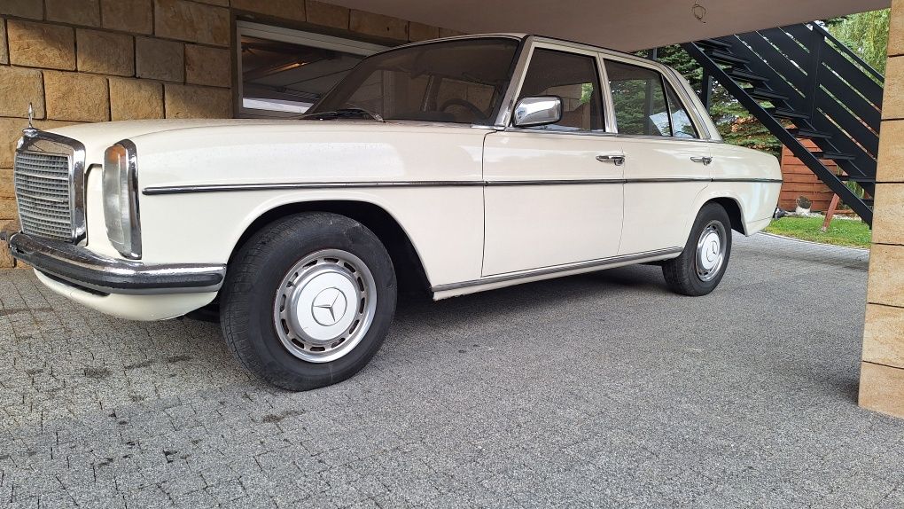 Ładny 50-letni mercedes w115