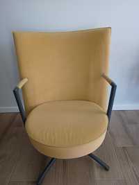 Żółty fotel kręcony