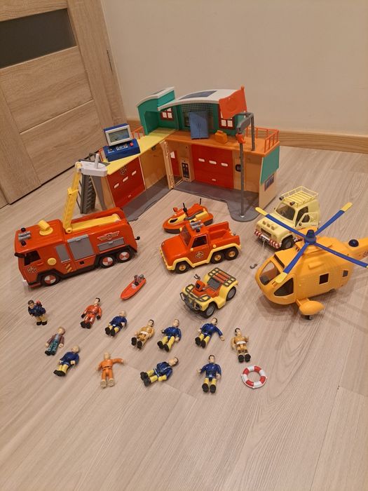 Zestaw Strażak Sam. Remiza,  pojazdy, figurki .Sygnały dźwiękowe.
