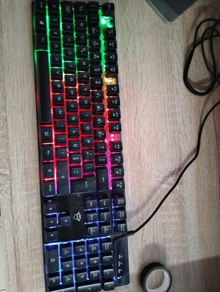 Teclado trust RGB