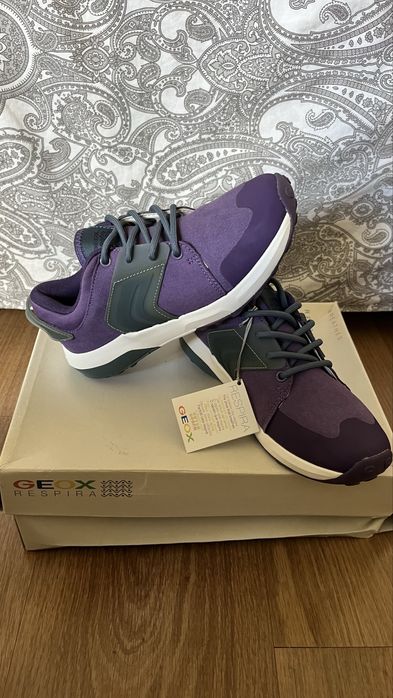 Ténis da Geox roxos e azuis