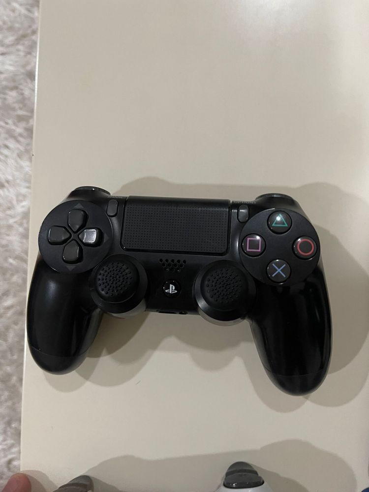 PS4 + comando preto