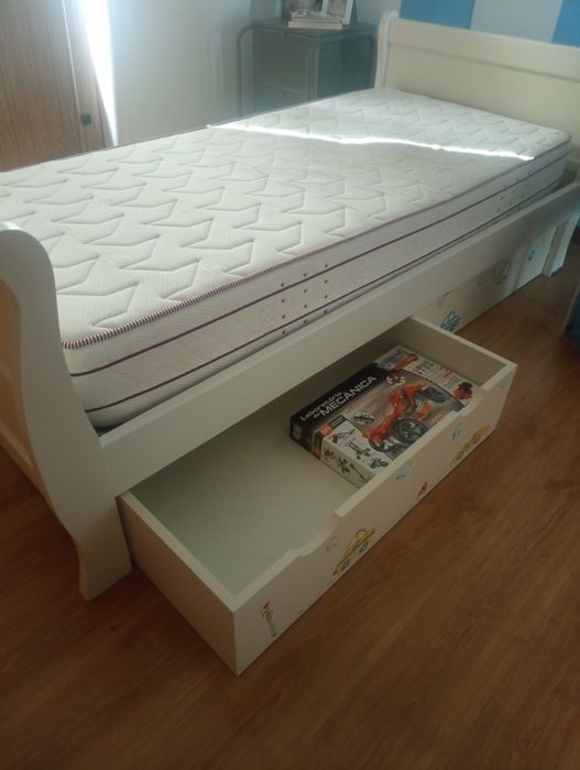 Cama de criança "oficina rústica" oferta colchão e mesa cabeceira
