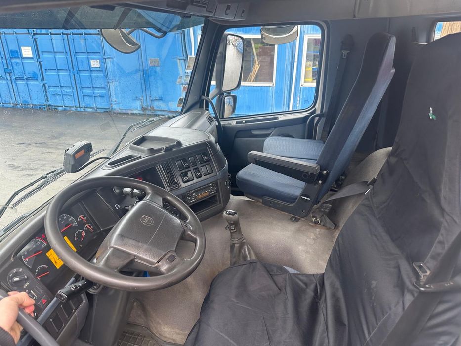 Volvo FM com grua e bascula