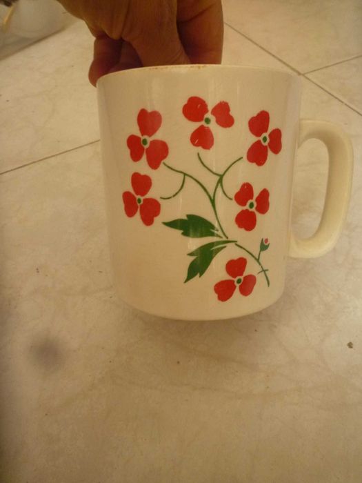 Caneca da antiga Fábrica de Sacavém pintada com motivos floraias