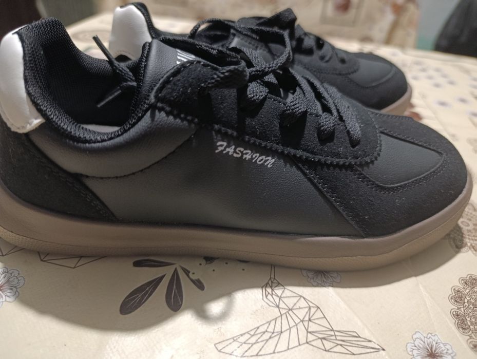 Кроссовки с подсветкой 12 режимов. Ярко святят. Разрядка от кабеля юсб