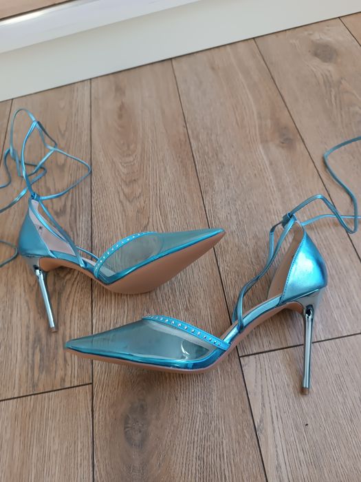 Błękitne szpilki ze sznurkiem