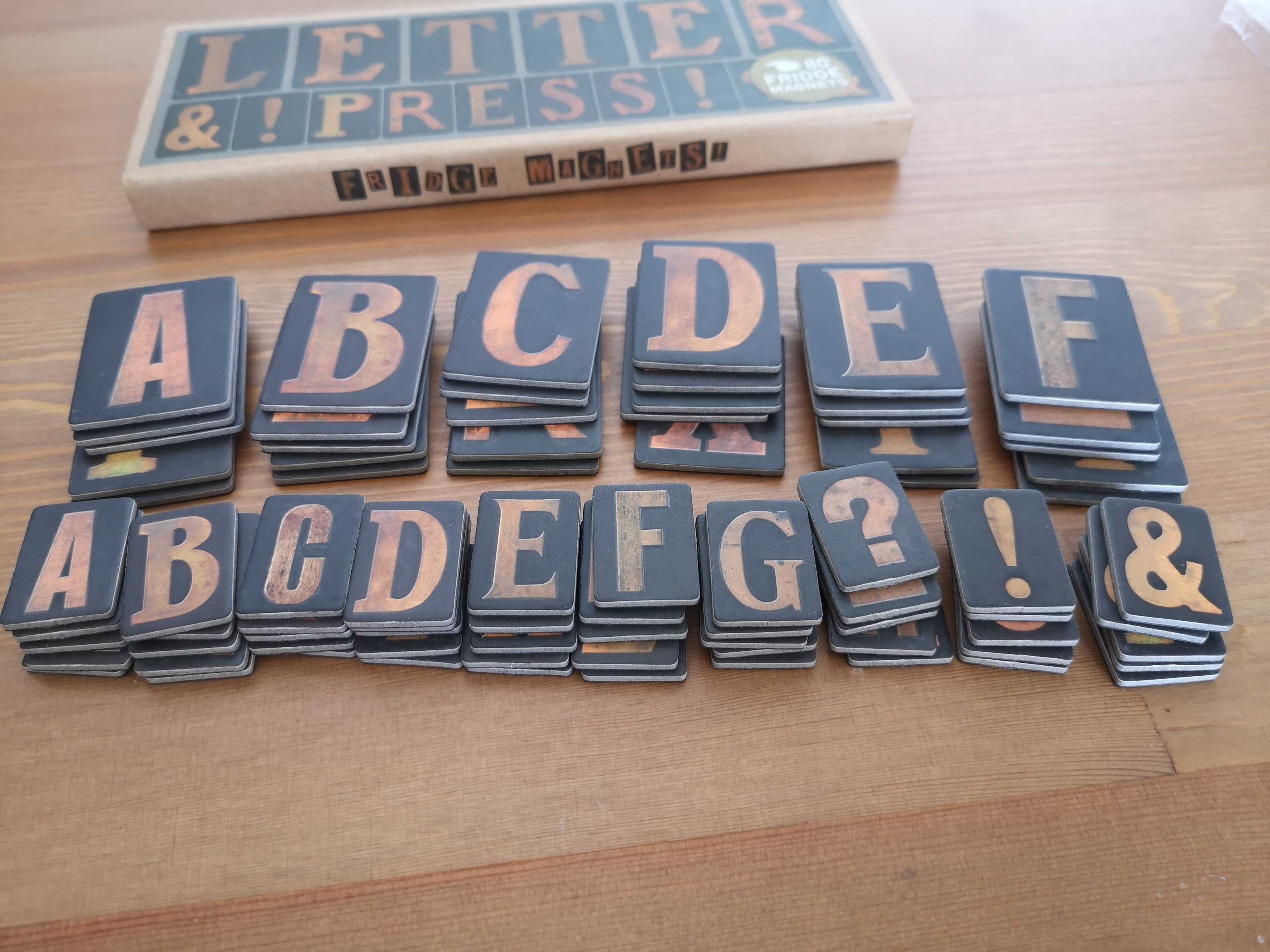 magnesy z literami na lodówkę 80szt. LETTER PRESS
