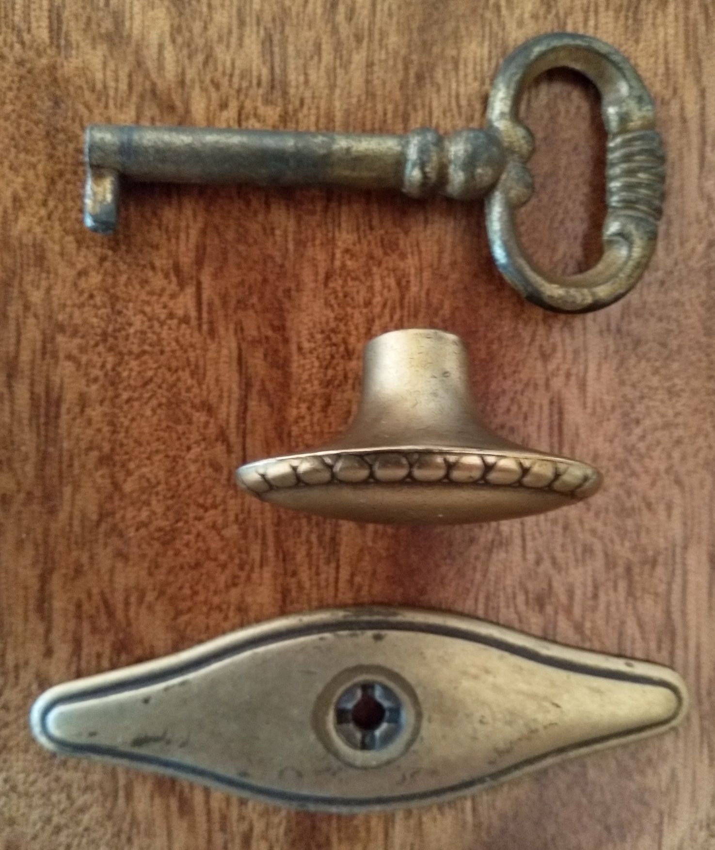 Ключ и ручка для дверей мебели
