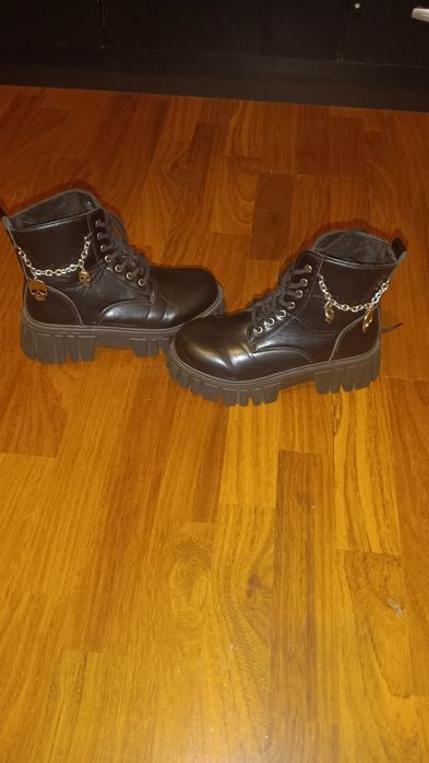 Botas pretas com esqueletos