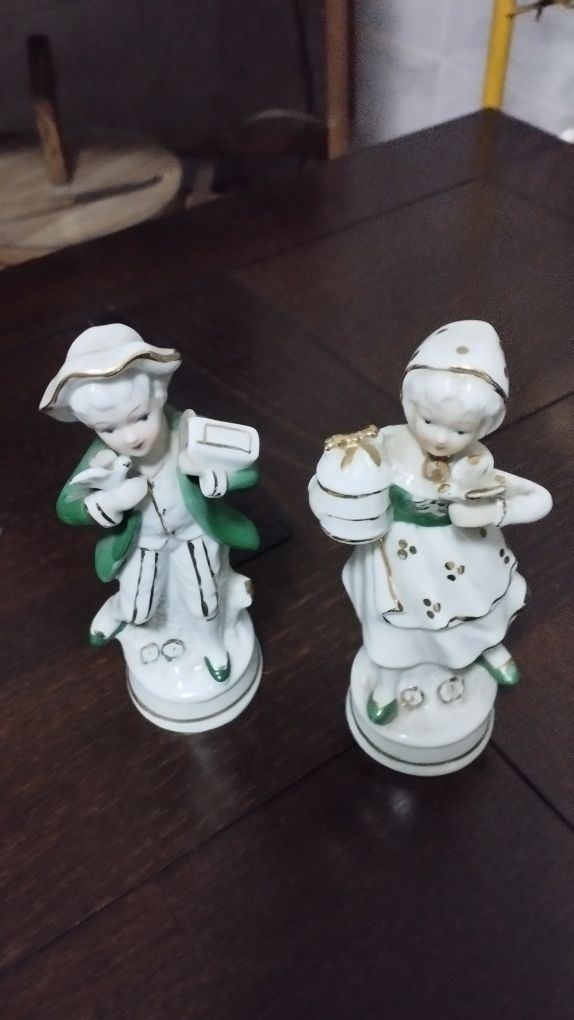 Par de bonecos em porcelana