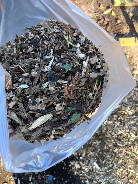 Zrębka ogrodowa zamiennik kora sosnowa ziemia ogrodowa torf odkwaszony