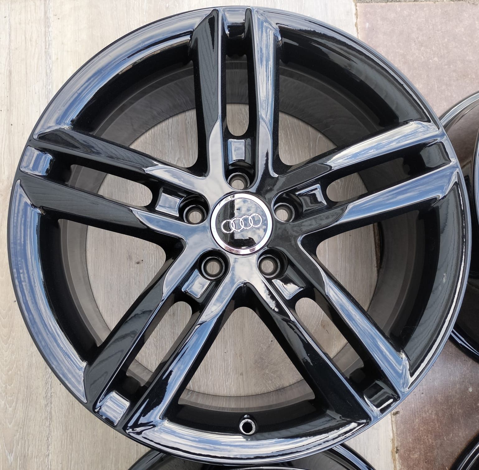Felgi aluminiowe Audi A3 A4 A5 A6 A8 Q5 8x18 ET39 5x112