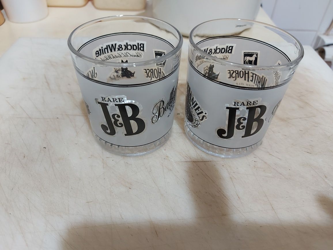 Dois copos de colecção para whisky.